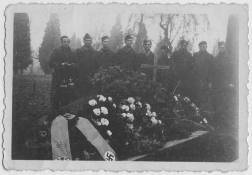 Sépulture de Jacques Méal, 25 ans, de Montrichard (Loir-et-Cher), dans le cimetière de Birkenfeld-Rheinland. Il est décédé accidentellement après 3 ans et 7 mois de captivité, 17 janvier 1944.
